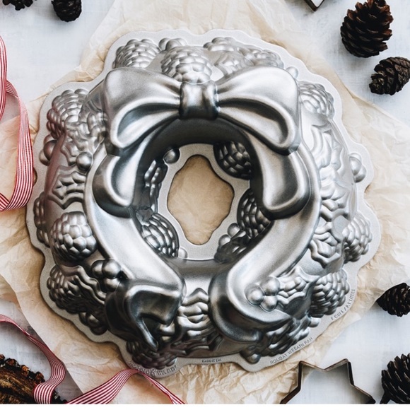 NORDIC WEAR CHRISTMAS WREATH BUNDT CAKE PAN - Picture 2 of 9